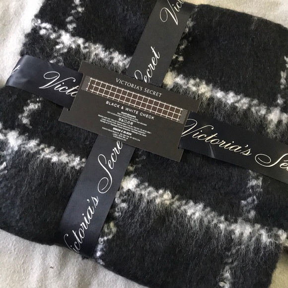 Victoria secret black and white check scarf - Picture 2 of 3